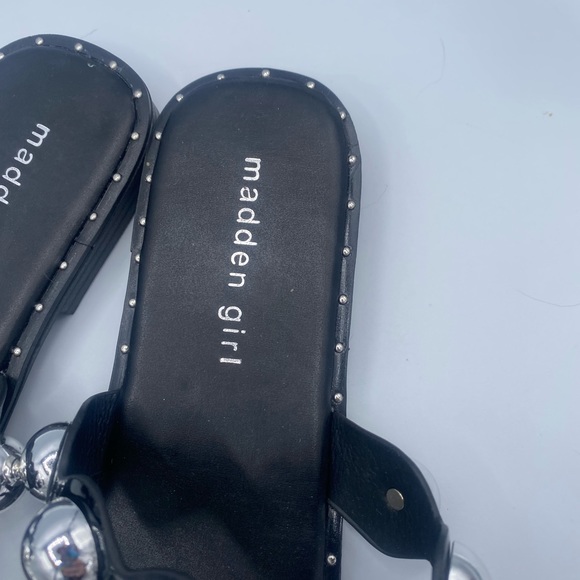Madden Girl Black Slip On Woman’s Sandals With Giant Silver Studs NWOT Size 7.5 - Picture 12 of 13